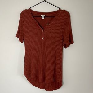 Burgandy buttoned tshirt SIZE M